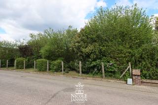 Perceel bouwgrond voor open bebouwing van 10a 96ca.Het perceel grond is niet gelegen in een goedgekeurde verkaveling waardoor er dus geen vaste...