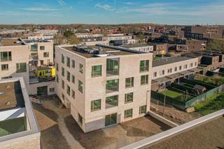 Te huur: Nieuwbouw appartement met 2 slaapkamers in Mechelen<br /><br />Modern en energiezuinig nieuwbouwappartement met 2 slaapkamers, ideaal gelegen in Mechelen. Het appartement beschikt over een lichtrijke leefruimte met open, volledig geïnstalleerde keuken, twee volwaardige slaapkamers, 1 badkamer, een ruim terras en ondergrondse staanplaats voor de wagen. <br /><br />Dankzij de recente bouw geniet u van een hoog wooncomfort en een uitstekende energieprestatie. Gelegen op een vlotte locatie nabij winkels, scholen, openbaar vervoer en belangrijke invalswegen. Bovendien is er ook een gemeenschappelijke fietsenstalling. De gemeenschappelijke kosten bedragen €85,00 per maand. <br /><br />Perfect voor wie comfortabel en hedendaags wil wonen in Mechelen.<br /><br />Voor meer info of een bezoek: neem gerust contact op.