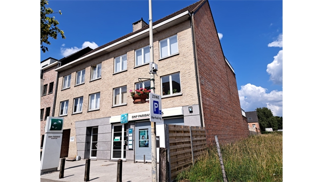 Een centraal gelegen opbrengsteigendom bestaande uit 5 appartementen, handelsgelijkvloers en 5 garages - foto 1