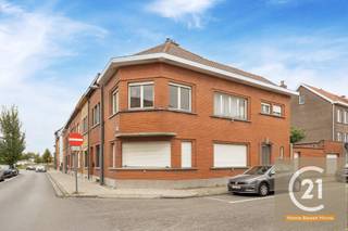 In het hart van Vilvoorde, op wandelafstand van winkels, scholen en het station, vindt u deze te renoveren eengezinswoning met tal van...