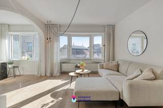 Op zoek naar een gezellig appartement met karakter én een topligging? Dan is dit charmante tweeslaapkamerappartement precies wat je zoekt. Gelegen op wandelafstand van het historische centrum van Gent geniet je hier van het beste van twee werelden: de levendigheid van de stad vlakbij én alle nodige voorzieningen binnen handbereik. Winkels, horeca, openbaar vervoer en andere faciliteiten bevinden zich in de directe omgeving, terwijl ook de bereikbaarheid naar belangrijke invalswegen uitstekend is.<br />Het appartement bevindt zich op de tweede verdieping van een gebouw met lift. Bij binnenkomst word je meteen verwelkomd in de zeer lichtrijke woonkamer, waar de vele ramen zorgen voor een aangename lichtinval. Hier vind je een gezellige zithoek en is er bovendien nog ruimte voor een praktische bureauhoek, ideaal voor wie regelmatig van thuis werkt.<br />Aansluitend bevindt zich de ruime master bedroom. Verder in het appartement vinden we de praktisch ingerichte keuken, met aansluitend een gezellige eetplaats waar het aangenaam tafelen is.<br />Vanuit de eetplaats heb je toegang tot de tweede volwaardige slaapkamer én tot het gezellige terrasje, waar je even kan genieten van een momentje rust.<br />Tot slot beschikt het appartement ook over een gezellige en volwaardige badkamer met ligbad.<br />Een charmant en lichtrijk appartement met twee slaapkamers, terras en een uitstekende ligging vlak bij het centrum van Gent — ideaal voor wie comfortabel wil wonen op een toplocatie.