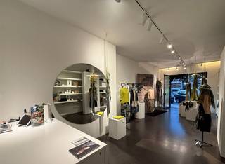 Stijlvolle commerciële ruimte van +/- 80 m² in de levendige Kloosterstraat.De moderne gevel en hoogwaardige afwerking met gietvloer, ingemaakte...