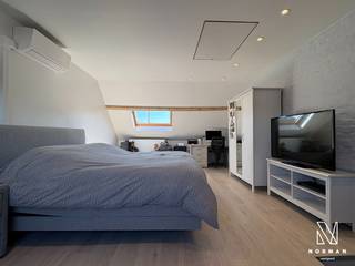 Welkom in deze werkelijk instapklare, kraaknette woning met 3 slaapkamers!<br /><br />We komen de woning binnen via een mooie hall die toegang geeft tot de zeer lichtrijke leefruimte met eetplaats. De aangrenzende op maat gemaakte keuken is praktisch ingericht en voorzien van alle toestellen. In de badkamer vinden we een mooi meubel met dubbele lavabo en een luxueuze inloopdouche. Er is een afzonderlijk toilet. <br /><br />De 1e verdieping bereiken we via een mooie houten trap. We vinden er 2 ruime slaapkamers terug. De indrukwekkende “master bedroom” bevindt zich op de 2e verdieping en is zoals de rest van de woning tot in de puntjes afwerkt.<br /><br />De onderhoudsvriendelijke tuin omvat een zonnig terras en een handige bergruimte. Onder de woning bevindt zich nog een kelder. <br /><br />Mogelijkheid tot huren garage en fietsenberging in de straat.<br /><br />+ EPC B, inclusief 12,6 m² zonnepanelen<br />+ instapklaar en tot in de puntjes afgewerkt<br />+ zeer aangename buurt<br /><br />Een bezoek inplannen? Contacteer Annelies via 0479/40.24.24 of annelies@vastgoednorman.be