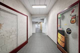 <p>Deze ruime magazijnruimte bevindt zich op een strategische en vlot bereikbare locatie in Denderleeuw, bekend om zijn centrale ligging en uitstekende verbindingen.</p><p></p><p>Het pand biedt een uitzonderlijk grote, open en droge opslagruimte die zich perfect leent voor uiteenlopende logistieke, ambachtelijke of professionele activiteiten. Dankzij de praktische indeling kan de ruimte efficiënt worden benut en aangepast aan uw noden.</p><p>Daarnaast beschikt het magazijn over een afzonderlijk, afsluitbaar bureau – ideaal voor administratie, planning of klantenonthaal – evenals een toilet voor extra comfort.</p><p></p><p><strong>Huurprijs:</strong> €1.000/maand<br /><strong>Beschikbaarheid:</strong> onmiddellijk – instapklaar en direct inzetbaar</p><p></p><p>Een uitstekende opportuniteit voor ondernemers die op zoek zijn naar ruimte, bereikbaarheid en functionaliteit.</p>