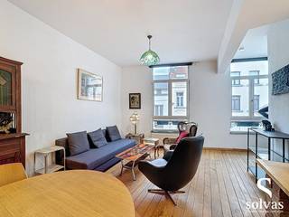 Journée de visite le mardi 23/06 à partir de 18h30 avec inscription en ligne sur www.solvas-vastgoed.be<br /><br />Vous cherchez un appartement prêt à emménager dans le centre animé de Bruxelles ? Saisissez cette opportunité dès maintenant ! Venez découvrir par vous-même l'atmosphère unique de cet appartement confortable (53m²) avec une chambre, situé au deuxième étage d'un immeuble de style néoclassique.<br /><br />Qu'est-ce qui rend cet appartement si spécial ?<br /><br />Lumineux et spacieux : de grandes fenêtres et des plafonds hauts offrent une abondance de lumière naturelle et une sensation d'espace.<br />Décoration chaleureuse : profitez d'un espace de vie confortable, accessible par le hall d'entrée avec toilettes pour les invités, une cuisine équipée, une chambre avec placards intégrés et une salle de bains avec lavabo et douche.<br />Emplacement de choix : situé à moins de 10 minutes à pied de l'Ancienne Place du Grain, de la Place Sainte-Catherine et de la Place de Brouckère, avec toutes les commodités à portée de main : écoles, restaurants, boutiques et excellent réseau de transports en commun (bus, tram, train et métro).<br />Atouts supplémentaires : local à vélos et buanderie commune inclus dans le bâtiment, métro à 2 minutes à pied de l'appartement, internet inclus dans le loyer.<br /><br />C'est une occasion unique de vivre dans un bel appartement dans un emplacement de choix à Bruxelles.<br /><br />💶 Loyer mensuel : 1 000 € (appartement meublé) + 200 € de provisions pour les charges (pour la consommation individuelle de gaz, d'eau et d'électricité, internet, frais communs)<br />📅 Disponible immédiatement<br />👉 Intéressé ? Inscrivez-vous pour la journée de visite sur www.solvas-vastgoed.be