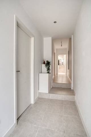 Deze charmante woning in Erpe-Mere combineert comfort en een topverhuizing. Dankzij de nabijheid van de E40 geniet u van een snelle verbinding naar Aalst, Gent en Brussel. Supermarkten, scholen en openbaar vervoer liggen op een boogscheut. Parkeren doet u comfortabel op de staanplaats voor de deur.
Bij het binnenkomen ontdekt u een lichte indeling. Aan de voorzijde bevindt zich een eerste slaapkamer, ook ideaal als hobbykamer of bergruimte. Via de gang bereikt u de recente badkamer beneden met een grote inloopdouche en dubbele spoelbak. Vlak voor de hyper-uitgeruste keuken bevindt zich een handige, open en veelzijdige ruimte.
Op de verdieping liggen de tweede en derde slaapkamer, waarvan één met ruime ingebouwde kasten. Via een vaste trap bereikt u de handige zolder. Samen met de kelder zorgt dit voor enorm veel praktische stockageruimte.
Buiten geniet u in alle privacy van het rustige, zuidoostelijk georiënteerde terras met tuin. De praktische zij-ingang naast de woning is ideaal voor fietsen en vuilnisbakken.
De woning is asbestveilig en de elektriciteit is conform. Kortom: een instapklare en strategische thuis, ideaal voor starters en gezinnen!
Meer info of een bezoek? Stuur gerust een mail via Louis@immoaccenta.be.