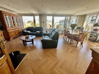 Magnifiek gelegen dakappartement met een oppervlakte van 141 m2, 3 slaapkamers en een mooi verzicht op de skyline van Oostende.Dit pand omvat...