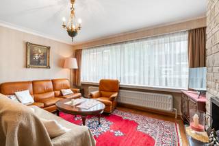 <p><strong>Te koop: Gelijkvloers appartement met tuin, garage en oprit op toplocatie in Deurne!</strong><br /><br />Bent u op zoek naar een woning die u volledig naar uw eigen smaak kunt inrichten? Dan is dit gelijkvloers appartement in Deurne een unieke opportuniteit.<br /><br />Dit op te frissen, maar zeer goed onderhouden appartement beschikt over tal van troeven, waaronder een aangename privatieve tuin, een ruime garagebox met eigen oprit en een praktische kelderberging. Dankzij de gelijkvloerse ligging geniet u bovendien van een vlotte toegankelijkheid en extra wooncomfort.<br /><br />Ook de ligging is een absolute meerwaarde. Hier bevindt u zich op een centrale en gunstige locatie in Deurne, met winkels, scholen, openbaar vervoer en belangrijke invalswegen op korte afstand. Bovendien zijn verschillende parken en recreatiemogelijkheden in de nabije omgeving.</p>
Belangrijkste ruimtes:<br />• Woonkamer <br />• Keuken met toegang naar de tuin<br />• Badkamer met ligbad en wastafel<br />• Zonnige tuin<br />• Twee slaapkamers<br />• Apart toilet<br />• Wasplaats<br /><br />Troeven:<br />• Rustige ligging met uitstekende bereikbaarheid, nabij invalswegen, winkels, horeca en openbaar vervoer<br />• Zonnige tuin achteraan<br />• Garagebox mét oprit, toegankelijk vanuit de tuin <br /><br />Neem vandaag nog contact op met je ERA-makelaar voor een bezoek. JOUW DROOMWONING ZO GEVONDEN!