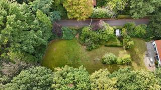 Zeer mooi en zeer rustig gelegen bouwgrond van 8 are voor open bebouwing.<br />Residentieel gelegen vlakbij het golf-en meerdomein en op 1,7km van scholen Atheneum.<br />Breedte: 25,77 meter - diepte: 31 meter.<br />Oriëntatie: oost. <br />Kroonlijsthoogte: 6,5m bij plat dak en 6m bij hellend dak. <br />Geen bouwverplichting.<br />Hoofdbestemming wonen en nevenbestemming, complementaire bedrijvigheid zoals een kantoor, diensten, handel en vrije beroepen indien ze verbonden zijn met de woonfunctie met een maximum van 100m² - zorgwonen toegelaten.<br />Goedgekeurde verkavelingsvergunning - woongebied met landelijk karakter - geen voorkooprecht ruimtelijke ordening - stedenbouwkundige vastgoedinfo in aanvraag.<br />Niet overstromingsgevoelig - perceelscore A. Opmetingskosten ten laste van kopers 950 euro.<br />Adres: Keerbergen, Wielewaalweg 1 (bouwgrond lot 2)