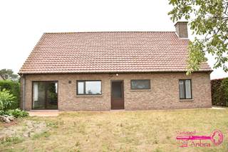 * Een alleenstaande gelijkvloerse woning met grote tuin<br />* Gelegen langs een verbindingsweg (Tieltstraat) tussen Tielt en Meulebeke<br />* 822 M² grondoppervlakte<br />* Bouwjaar 1990<br />* Buiten : oprit - voortuin - grote tuin achteraan<br />* Verdiep -1 : kelder<br />* Verdiep 0 : inkomhal - apart toilet - slaapkamer of bureel - living - keuken - nachthal - badkamer - slaapkamer - garage<br />* Verdiep 1 : ruime geïsoleerde zolder waarvan een deel reeds ingericht is als slaapkamer<br />* Verwarming door middel van centrale verwarming op aardgas (recente ketel 2020)<br />* EPC 272 kWh/(m² jaar) (UC 20200910-000231879-RES-1) LABEL C = GEEN RENOVATIEPLICHT<br />* Elektriciteit conform tot 10 september 2045<br />* Vg/Wg/Gvv/GVkr/Gmo<br />* Momenteel verhuurd (beschikbaar voor eigen gebruik maximaal 6 maanden na notariële akte)