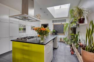 <p>Derrière cette façade soignée se cache une maison familiale étonnamment spacieuse, lumineuse, mais surtout contemporaine, où confort, qualité et fonctionnalité vont de pair. La maison a été entièrement rénovée au fil des ans et est prête à être emménagée, avec un agencement bien pensé et des finitions de qualité.</p><p>Au rez-de-chaussée, le vaste espace de vie, associé à la cuisine ouverte moderne et élégante, constitue le cœur de la maison. L'îlot central, les nombreux rangements et la grande verrière créent une ambiance agréable et ouverte, baignée de lumière naturelle. Derrière la cuisine se trouvent une arrière-cuisine pratique, un garage spacieux (accès par l’arrière) et des toilettes séparées pour les invités.</p><p>Le premier étage offre une spacieuse chambre parentale, suivie d’un dressing entièrement aménagé et d’une élégante salle de bains luxueuse, équipée d’une baignoire, d’une douche à l’italienne, d’un meuble-lavabo double et de toilettes.</p><p>Le deuxième étage dispose de deux pièces à part entière qui peuvent parfaitement servir de chambre d’enfant, de bureau, de salle de loisirs ou de chambre d’amis.</p><p>Sur le plan technique également, cette maison obtient d’excellents résultats. Elle dispose ainsi d’une installation électrique conforme et d’un label EPC C (243 kWh/m²/an), ce qui signifie qu’aucune obligation de rénovation ne s’applique.</p><p>La maison est située au cœur de Hemiksem, à proximité immédiate des commerces, des écoles, des transports en commun et des principaux axes routiers. Vous bénéficiez ainsi d’une excellente accessibilité à pied, tandis que toutes les commodités quotidiennes sont à portée de main.</p><p>Renseignements urbanistiques sur demande. Toutes les informations sont fournies sous réserve d'erreurs et de modifications. Les surfaces sont données à titre indicatif.<br /> </p>