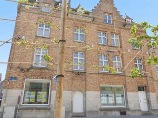 omvattende een inkomhal, grote en klare living, ingerichte keuken, badkamer, apart toilet en 2 slaapkamersmet mooi uitzicht op de marktdeels...