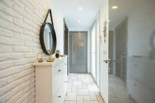 <p><span> </span></p><p><span>Op zoek naar een ruime woning met veel licht, een praktische indeling en een zee aan buitenruimte? Deze verzorgde woning in Wommelgem combineert comfortabel wonen met een uitstekende bereikbaarheid vlakbij de autosnelweg. Ideaal voor wie ruimte en mogelijkheden zoekt, zowel binnen als buiten.</span></p><p><span> </span></p><p><span>Licht, leefruimte en gezelligheid</span></p><p><span>Via de inkomhal kom je in de aangename leefruimte, waar grote ramen zorgen voor een mooie lichtinval. Aansluitend vind je de eetkamer en de keuken, die samen een open en gezellige plek vormen voor het dagelijkse leven. De keuken is praktisch ingericht en sluit naadloos aan op de ruime veranda. Deze veranda is een echte meerwaarde: met z’n ca. 36 m² en overvloed aan licht creëer je hier moeiteloos een extra leefruimte, eetplaats of ontspanningsplek met zicht op de tuin. Dankzij de aanwezige verwarming geniet je hier het hele jaar door.</span></p><p><span>Verder vind je op het gelijkvloers nog een ruime technische berging/wasruimte met voldoende opslagruimte, evenals een volledig betegelde douchekamer met toilet – handig en praktisch ingericht.</span></p><p><span> </span></p><p><span>Comfortabel slapen en ruimte om te groeien</span></p><p><span>Op de eerste verdieping geeft de nachthal uit op drie volwaardige slaapkamers van telkens ca. 11 à 12 m². Ideaal als gezinswoning of voor wie extra ruimte wenst voor bureau of hobby.</span></p><p><span>De badkamer is ruim en functioneel, voorzien van een ligbad, dubbele lavabo en toilet. Ze heeft een retro karakter en biedt de mogelijkheid om naar eigen smaak te vernieuwen.</span></p><p><span> </span></p><p><span>Genieten van buitenruimte en vrijheid</span></p><p><span>Buiten beschik je over bijzonder veel ruimte. Vooraan is er een ruime parking, terwijl de carport extra beschutting biedt. Achteraan ligt een grote, verharde tuin met een gezellig overdekt terras en loungehoek – perfect om te genieten van zonnige dagen. De tuin is bovendien rechtstreeks toegankelijk vanop straat, wat extra praktisch is. Ook het tuinhuis biedt nog bijkomende opslagruimte.</span></p><p><span> </span></p><p><span>Strategisch gelegen en vlot bereikbaar</span></p><p><span>De woning bevindt zich in Wommelgem, in een eerder industriële omgeving maar met een grote troef: de bereikbaarheid. Je zit hier vlakbij belangrijke invalswegen en autosnelwegen, waardoor je je vlot verplaatst naar Antwerpen en daarbuiten. Ideaal voor wie mobiliteit belangrijk vindt.</span></p><p><span> </span></p><p><span>Maatregelenregister: in aanvraag</span></p><p><span> </span></p>
