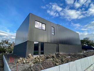 Nieuwbouw KMO-unit met een oppervlakte van 227 m² in combinatie met een woning van 192 m² te koop op de nieuwe bedrijvenzone langs de...