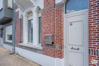 <p><span>Karakteristieke rijwoning uit de jaren 30, in het centrum van Essen, grotendeels gerenoveerd. Garage achteraan met uitgang achteraan.</span></p><p><span> </span></p><p><span>INDELING<br />Gelijkvloers:<br />Inkomhal met houten trap naar bovenverdieping. Ruime woonkamer en aansluitend ingerichte leefkeuken, met pellet-kachel. Lichtkoepel zorgt voor extra lichtinval. Achteraan ingerichte badkamer (bad, lavabo, WC), achterdeur geeft toegang tot terras en kleine ingesloten tuin.</span></p><p><span> </span></p><p><span>1</span><span><sup>e</sup></span><span> verdieping: <br />3 slaapkamers, houten roostering, laminaat vloeren.</span></p><p><span> </span></p><p><span>Zolder:</span></p><p><span>Vaste trap naar zolderverdieping waar nog 1 ruime slaapkamer is ingericht. <br />Het dak is geïsoleerd en beschikt over 12 zonnepanelen.</span></p><p><span> </span></p><p><span>Tuin: <br />Kleine ingesloten tuin en terras die uitgeeft op de ruime garage en berging. Deze zijn toegankelijk vanuit de achtergelegen straat (servitude)<br /><br /></span></p><p><span> </span></p>