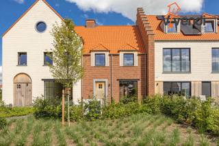 <p>Stijlvol en energiezuinig wonen in de schaduw van de Sint-Michielskerk – laatste units!<br /><br />Aan de rand van het centrum, op een unieke en bijzonder rustige locatie onder de beschermende schaduw van de iconische Sint-Michielskerk, vindt u dit exclusieve nieuwbouwproject. Een charmante combinatie van hedendaagse architectuur, energiezuinig comfort (EPC-label A) en historische charme.<br />Wat mag u verwachten?<br />Elke woning is gebouwd volgens de nieuwste normen en beschikt over:<br />Een ruime inkomhal met gastentoilet<br />Een lichtrijke leefruimte met zicht op en toegang tot de private tuin<br />Een volledig uitgeruste eetkeuken<br />Aangrenzende wasplaats met toegang tot de ondergrondse parking en berging<br />3 volwaardige slaapkamers op de eerste verdieping<br />Een volledig uitgeruste badkamer met toilet<br />Een royale zolderverdieping (optioneel af te werken tegen meerprijs)<br />De private tuin beschikt over een praktische tuinberging en is tevens bereikbaar via een achterliggende servitude.<br /><br />Troeven:<br />Energiezuinig wonen (A-label)<br />Inclusief ondergrondse parkeerplaats en berging<br />Instapklaar!<br />Rustige, autoluwe ligging met uitstekende verbindingen richting Turnhout en Tilburg<br />Vlotte bereikbaarheid met fiets, auto én openbaar vervoer<br /><br />Dit is de perfecte mix van rust, comfort en bereikbaarheid. Ideaal voor wie stijlvol en toekomstgericht wil wonen op een historische locatie.<br /><br />Interesse? Contacteer ons vandaag nog voor meer informatie of een bezoek ter plaatse.</p>