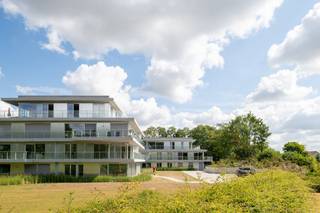 Neem nu contact op voor onze eindejaarsvoorwaarden tem 31/01/2026!Goed nieuws voor wie droomt van een energiezuinige nieuwbouw! Appartementen met high-end afwerking en architecturale uitstraling.Op de voormalige site van B2Ai, vinden we in deze afgesloten parktuin residentie Heron terug. Fase I en II zijn quasi volledig uitverkocht waardoor fase III nu binnenkort van start zal gaan. Blok A omvat 12 appartementen met riante terrassen en mooie woonoppervlaktes. De foto's zijn van de reeds bestaande gelijkaardige appartementen uit fase I en II. Indeling van het appartement:- inkomhal met ruimte voor vestiaire- toilet met wastafel- twee ruime slaapkamers- badkamer met douche- master bedroom met en-suite badkamer- ruime leefruimte met open keuken voorzien van groot kookeiland en alle nodige toestellen- technische ruimte/berging- riant terras uitgevend op parktuin/vijverMogelijkheid om garage, parkeerplaats of berging mee aan te kopen. Ben je op zoek naar een futureproof appartement in een unieke groene omgeving nabij het centrum van Roeselare? Neem dan zeker even met Jeroen Taillieu contact op +32 493 25 14 33. Hij helpt je graag verder!