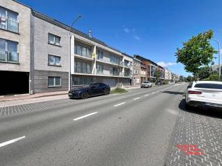 Deze inpandige garagebox bevindt zich in een ruim en afgesloten complex in de Residentie Belise te Brugge. De ligging zorgt voor extra veiligheid en privacy, waardoor uw voertuig altijd goed beschermd staat. Het complex is voorzien van een automatische poort, wat het in- en uitrijden zeer handig en vlot maakt.<br /><br />Afmetingen : 6.50 x 2.60 <br /><br />Aanwezigheid : verlichting en stopcontact <br /><br />Potentiële verhuurwaarde : 150 € per maand <br /><br />Voor info bel : 050/333976 - 0476/270379