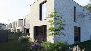 Project Kerkhofstraat is een uniek woonproject bestaande uit zeven energiezuinige BEN-woningen, uitgevoerd in een strakke, tijdloze architectuur en afgewerkt met oog voor kwaliteit, comfort en duurzaamheid.<br /><br />Hier woont u in stijl, met alle hedendaagse luxe én met het oog op de toekomst.<br /><br /><strong>Wonen in Maasmechelen</strong><br />Project Kerkhofstraat ligt op een rustige locatie in het charmante Eisden-Dorp (Maasmechelen), op een boogscheut van het centrum, scholen en lokale handelszaken. Dankzij de strategische ligging geniet u van rust én bereikbaarheid.<br /><br />Maasmechelen biedt een rustige, groene omgeving en met een goede verbinding zowel binnen België als naar Nederland.<br />Met het Nationaal Park "Hoge Kempen" gelegen in de directe omgeving kan u een rustige wandeling maken in één van de mooiste parken van België.<br /><br />Daarnaast kan u met Maasmechelen Village en het M2-shopping center de drukte opzoeken om op een zonnige dag te gaan winkelen en een terrasje te doen.<br /><br /><strong>Beschrijving project</strong><br />Het ontwerp van deze woningen kwam tot stand in samenwerking met architect F. Schellens en focust op licht, ruimte en ecologie. De gevels worden opgetrokken in lichte, genuanceerde baksteen met aluminium buitenschrijnwerk in zwarte RAL-kleur. Grote raampartijen, groendaken en private tuinen zorgen voor een harmonieus geheel waarin binnen en buiten naadloos in elkaar overvloeien. <br /><br />edere woning zal casco opgeleverd worden en waarbij er gekozen kan worden om via de bouwheer de verdere afwerking uit te voeren.<br /><br /><strong>Woning 1:</strong> <br />Type bebouwing: half-open<br />Oppervlakte perceel: 265,54m2<br />Oppervlakte woning (bruto): 148,31m2<br />Oppervlakte tuin (incl. terras en berging): 148,41m2<br />Prijs (casco): €304.000,00 (excl. kosten) + €55.740 (RR en BTW) = €359.740,00<br /><br /><strong>Troeven</strong><br />+ Casco (eigen afwerking) of afwerking via bouwheer<br />+ Bijna-energie-neutrale (BEN) woningen<br />+ Iedere woning heeft een overdekte carport<br />+ Aparte tuinberging/fietsenstalling<br /><br />Wenst u meer informatie (plannen, lastenboek, ...) of een verkennend gesprek in te plannen?<br />Bel ons gerust op het nummer 089/ 391 555 of mail naar info@frerevastgoed.be