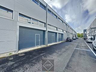 Benaderende AFMETINGEN: 10m x 30m of 300m² - uitbreidbaar (tot maximaal 750m²)Met gemeenschappelijke inkomhal, voorzien van sanitaire voorzieningen...