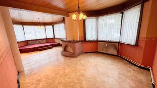 Charmant art-deco-geïnspireerd hoekgebouw uit de jaren ’30, vlakbij de markt en op wandelafstand van het strand.<br /><br />Het gebouw is opgedeeld in 3 appartementen.<br />Gelijkvloers (113m²): inkomhal met ruime vestiaire, hall, woon- en eetkamer, keuken, 1 slaapkamer, badkamer met ligbad en wastafel, 2 aparte toiletten, wasplaats en een garage met oprit.<br />Eerste verdieping (65m²): traphal met bergkast, lichtrijke woonkamer, keuken met klein balkon, 1 slaapkamer, badkamer met douche, wastafel, toilet en aansluiting voor een wasmachine.<br />Duplex (1e en 2e verdieping)(115m²): aparte inkomhal met ruime vestiaire en berging, traphal, 2 woonkamers, 2 keukens, 2 slaapkamers, 2 badkamers met ligbad, wastafel en bidet, 2 toiletten en 2 bergingen.<br /><br />Geïsoleerde achtergevel en gedeeltelijke dakisolatie - Dubbele beglazing in pvc ramen.<br /><br />EPC G001: 376 kWh/m² jaar<br />EPC 0101: 399 kWh/m² jaar<br />EPC duplex: 356 kWh/m² jaar