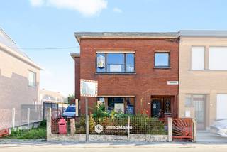 In de Veldbrugstraat 37 te Zelzate vindt u deze halfopen bebouwing met 3 ruime slaapkamers, een ruime garage en een perceeloppervlakte van maar liefst 610 m². De woning biedt heel wat mogelijkheden voor wie op zoek is naar een renovatieproject dat volledig naar eigen smaak kan worden ingericht. Met een EPC-label F is de woning renovatieplichtig, maar dankzij de aanwezige spouwmuren en de mogelijkheid om de huidige verwarming met gaskachels te vernieuwen, zijn er verschillende mogelijkheden om de energieprestaties aanzienlijk te verbeteren.<br /><br />Troeven:<br />Halfopen bebouwing op een perceel van 610 m²<br />3 ruime slaapkamers<br />Lichtrijke leefruimte met grote raampartijen<br />Ruime garage<br /><br />Indeling:<br />Via de inkomhal bereikt u de lichtrijke leefruimte, waar de grote raampartijen zorgen voor een aangename natuurlijke lichtinval. Aansluitend bevindt zich de keuken met toegang tot de praktische berging en wasplaats. Op de eerste verdieping bevinden zich 3 ruime slaapkamers en de badkamer. Daarnaast beschikt de woning over een ruime garage die extra opslagruimte of parkeergelegenheid biedt.<br /><br />De woning dient gerenoveerd te worden en beschikt momenteel over een EPC-label F. De verwarming gebeurt via individuele gaskachels en de aanwezige spouwmuren bieden mogelijk de gelegenheid om bijkomend te isoleren. Het vernieuwen van de verwarmingsinstallatie en het isoleren van de spouwmuren kunnen alvast een belangrijke verbetering van de energieprestaties opleveren.<br /><br />Belangrijke informatie: De woning wordt momenteel door de eigenaar gebruikt als wijnbrouwerij. Alle bijhorende apparatuur wordt door de eigenaar verwijderd voor het verlijden van de authentieke akte. De AI-gegenereerde afbeeldingen dienen uitsluitend ter illustratie van de mogelijkheden na renovatie en geven niet de huidige werkelijke toestand van de woning weer.<br /><br />Interesse? Wij organiseren een bezoekdag op 07/11/2026 van 14h-16h.<br />Bel 0470/89.18.34 of mail dario@immomamo.be