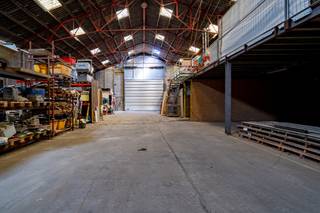 2 magazijnen gelegen tussen Lendelede en Sint-Eloois-Winkel op 1816m². Deels gelegen in woonzone met landelijk karakter en agrarisch gebied.Grote...