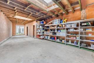 Dit veelzijdig pand met commerciële ruimte en woonst is gelegen op een zichtlocatie aan het Oostakkerdorp. Dankzij de centrale ligging en de...