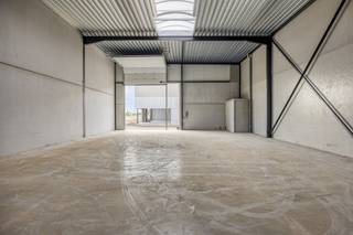 De KMO-units zijn gelegen in het bedrijvenpark THEA in de Careelstraat 2 te Tielt. De KMO-units zijn vlot bereikbaar en op het terrein is er voldoende beweegruimte. Specificaties:- oppervlakte van ca. 212m²- staalconstructie en geïsoleerd- vrije hoogte van ca. 6m- 1 parkeerplaats- automatische sectionale poort (4mB x 4,5mH)- aparte toegangsdeur- lichtstraat (met rookluik)- regenwater- voorziening voor aansluiting elektriciteit en water - brandklasse CDe KMO-units zijn zowel geschikt voor productie, opslag en verwerking van goederen. Oplevering voorzien voor Q3 2025. Bent u op zoek naar bedrijfsvastgoed bestaande uit een nieuwbouw KMO-unit te koop in Tielt? Aarzel dan niet om ons te contacteren op het nummer 051 21 22 23.