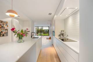 <p><span>Hoogwaardig gerenoveerde woning in Edegem te Molenveld, een absolute topper!</span></p><p><span> </span></p><p><span>Deze schitterende woning combineert hedendaags wooncomfort met een luxueuze afwerking, inclusief mooie parketvloeren in de woonruimtes (gelijkvloers en eerste verdieping). </span></p><p><span>Met vier slaapkamers en twee badkamers is er volop ruimte voor gezinnen of wie gewoon van extra comfort houdt. </span></p><p><span> </span></p><p><span>De grote raampartijen laten overvloedig natuurlijk licht binnen, waardoor elk vertrek warm en uitnodigend aanvoelt.</span></p><p><span> </span></p><p><span>De woning ligt op een absolute toplocatie in Edegem, in een kindvriendelijke buurt met alles binnen handbereik: scholen, winkels, openbaar vervoer en recreatiemogelijkheden. Bovendien zijn de verbindingswegen uitstekend, zodat je vlot in Antwerpen, Brussel of de omliggende gemeenten bent.</span></p><p><span> </span></p><p><span>Extra troeven: EPC A, zonnepanelen, veel praktische inbouwkasten, airco in de master bedroom, hoogwaardige materialen en een tuin met polybeton terras perfect om te ontspannen en van zonnige dagen te genieten. </span></p><p><span> </span></p><p><span>Te veel troeven om op te sommen, dus plan snel je bezoek om de rest zelf te ontdekken!</span></p><p><span> </span></p><p><span>Wil je deze parel zelf ervaren? Vraag vandaag nog je bezoek aan!</span></p>