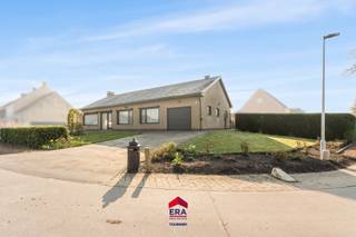 Bent u op zoek naar een ruime, instapklare gelijkvloerse woning in een rustige en groene omgeving? Dan is deze woning in Olmen zeker een bezoek waard.<br />Gelegen in een landelijke setting geniet u hier van talrijke wandel- en fietsmogelijkheden, terwijl winkels, scholen en openbaar vervoer vlot bereikbaar zijn.<br />De woning zelf is verzorgd, praktisch ingedeeld en biedt alle wooncomfort op één niveau, met aangename lichtinval die zorgt voor een warme en uitnodigende sfeer.<br /><br /><strong>Troeven:</strong>
<ul><li>Gelijkvloers wonen</li><li>3 slaapkamers</li><li>EPC B (energiezuinig)</li><li>Zonneboiler (warm water)</li><li>2 toiletten </li><li>Inpandige garage</li><li>Kelder aanwezig</li><li>Zolder met vaste trap (uitbreidingsmogelijkheden)</li><li>Ruime tuin</li><li>Rolluiken en vliegenramen</li><li>Rustige ligging</li></ul>
<br /><br />Kortom, een ideale woning voor wie comfortabel en energiezuinig wil wonen in een aangename omgeving!<br />Interesse? Neem gerust contact op voor meer informatie of een bezoek ter plaatse.