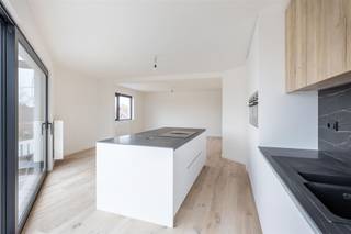 <p>Le long de la Pelgrimlaan à Kuringen, vous trouverez cette petite résidence composée de 4 appartements modernes et d'un immeuble commercial. <br />Le bâtiment a été entièrement rénové en 2022 avec des matériaux de qualité, il y a également un parking souterrain et un ascenseur. <br />Cet appartement du premier étage a une surface habitable de pas moins de 120m2 !</p><p>La disposition est la suivante : hall d'entrée, toilettes séparées, trois chambres, salle de bain avec baignoire et douche, cuisine ouverte avec espace de vie, débarras (+ débarras au sous-sol). <br />La cuisine ouverte est entièrement équipée (grand réfrigérateur, lave-vaisselle, four combiné, cuisinière à induction avec hotte intégrée) et donne sur la belle terrasse de 20m2 orientée au sud. Il y a du parquet en chêne dans le salon et les trois chambres. Bon à savoir, ce bijou est disponible à partir du 1er avril ! <br />Le loyer est de €1145/mois + €55 de frais communs. <br />Plus d'infos ? Contactez-nous à info@immonoble.be ou au +32 472 95 78 44. <br /> </p>