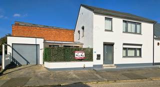 Voor een afspraak bel Kim 0473 72 33 62.<br /><br />Deze zeer verzorgde en gezellige woning met 3 slaapkamers en met een terras van 23 m² ligt aan de rand van Lummen centrum.<br />Op wandelafstand ben je in het centrum van Lummen met zijn winkels, horeca, supermarkten, apothekers, dokters, cashpoint, optieker, kleuter -lagere -en middelbare school, kinderopvang,het bussenknooppunt en alles wat het leven aangenaam en gemakkelijk maakt.<br /><br />Op 2 minuutjes wandelen ben je aan de sportfaciliteiten waar je kan zwemmen, padellen, tennissen, joggen op de Finse piste, de voetbalvelden, meerdere zaalsporten in de sporthal " De Vijfsprong, en een speeltuin waar de kleintjes veilig kunnen spelen in de speeltuin.<br /><br />Ook de op -en afritten E313/E314 bereik je in amper 2 minutetn rijden.<br /><br />INDELING:<br />Gelijkvloers:<br />je komt binnen in de prachtige inkomhal langs waar je naar de gezellige leefruimte wandelt en via de glazen deur kom je in de eetplaats die grenst aan de ruime keuken.<br />Via de eetplaats en de ruime keuken heb je nog een extra zitplaats en de badkamer met douche.<br />De woning heeft een inpandige garage.<br />Onder de woning is een droge kelder van 18m².<br />Eerste verdieping:<br />De 3 slaapkamers grenzen aan de nachthal.<br /><br />De attesten zijn terug te vinden op onze website www.immobennysimons.be <br /><br />Verwarming : aardgas<br />EPC : label E<br /><br /> 