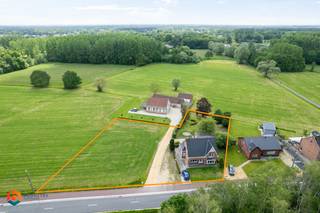Op een goede locatie te Bonheiden bevindt zich deze open bebouwing met 4 slaapkamers en ruime garage op een schitterend perceel van 2888 m². U geniet hier van een uitstekende bereikbaarheid nabij enkele belangrijke invalswegen en bevindt zich tegelijk vlakbij het centrum van Peulis met winkels, eet-en drankgelegenheden, scholen en het openbaar vervoer op wandel- en fietsafstand.<br /><br />We betreden de woning via de inkomhal. De open leefruimte geniet van een mooie lichtinval door de vele raampartijen. U kunt deze inrichten met een aparte eetplaats en een gezellige zithoek. Vanuit de leefruimte betreden we de keuken die uitgerust is met de voornaamste toestellen. Aansluitend bevindt zich de badkamer, voorzien van douche, toilet en dubbel lavabomeubel. Het gelijkvloers beschikt verder nog over een apart toilet aan de achterzijde, een ruime inpandige garage, een grote wasplaats/berging en een eerste slaapkamer, die u tevens kunt inrichten als bureauruimte. Vanuit de aangebouwde veranda heeft u een leuk zicht op de goed georiënteerde tuin, waar u in alle rust en privacy kan genieten van het goede weer. De nachthal op de eerste verdieping geeft ons toegang tot 3 ruime slaapkamers en een stockageberging. Tenslotte is deze woning deels onderkelderd.<br /><br />Dit is een uitstekende opportuniteit als u op zoek bent naar een vrijstaande woning met 4 slaapkamers en ruime tuin op een mooi perceel van 2888 m² in Bonheiden. Contacteer ons voor meer informatie op het nummer 0497 14 67 97 of via info@boonstravastgoed.be <br /><br />Bijzonderheden: <br />- 4 slaapkamers<br />- Perceel 2888 m²<br />- Inpandige garage 
