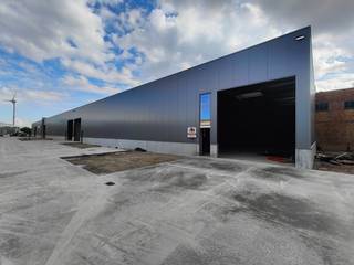 Nieuwbouw KMO-unit met een oppervlakte van 360 m² te huur. De loods is opgebouwd uit een duurzame staal-betonconstructie met als gevelbekleding...