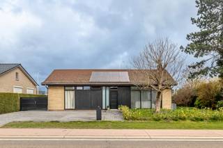 Centraal gelegen op de Hasseltsesteenweg in Herk-de-Stad vinden we deze toffe gelijkvloers woning op een perceel van 877 m². Door de gunstige ligging zijn winkels, scholen, horeca en openbaar vervoer vlakbij.

Via de inkomhal komen we binnen in de ruime en lichtrijke woonkamer met open keuken (45 m²). Dankzij de vele en grote ramen geniet je hier van veel lichtinval en de gashaard zorgt voor gezelligheid. De zwarte, vernieuwde keuken is voorzien van een wasbak, inductiekookplaat, oven, microgolf, afwasmachine en Amerikaanse koelkast. 

De woning telt drie grote slaapkamers (13, 10 en 9 m²). De recente badkamer (5 m²) beschikt over een meubel met dubbele lavabo, een inloopdouche en een toilet. Ook zijn hier de aansluitingen voorzien voor wasmachine en droogkast. In de hal is er een apart gastentoilet voorzien.

In de kelder vinden we de inpandige garage (27 m²) met automatische poort en achteraan de woning is er tevens een carport.

Op het gezellig terras en in de grote, groene tuin is het heerlijk vertoeven. 

De woning telt 14 zonnepanelen, wordt verwarmd via airco’s, gashaard en infraroodpanelen en de ramen zijn van dubbel glas (hout-profielen). Hierdoor heeft de woning een goed EPC met label C. De elektriciteit is conform het AREI tot 2046 en de woning is asbestveilig.

Spreekt deze charmante gelijkvloers woning jullie aan? Contacteer ons voor meer informatie of een bezoek ter plaatse. Wij helpen jullie graag verder!