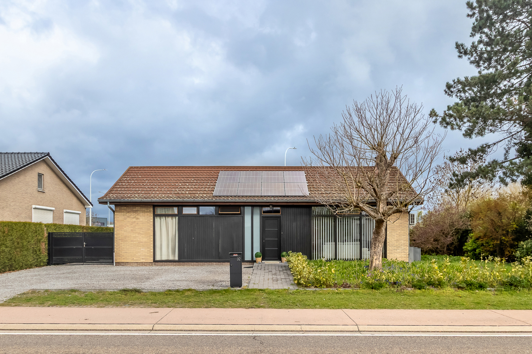 Gerenoveerde en instapklare gelijkvloers woning met 3 slaapkamers en garage - foto 1