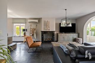 Prachtige, landelijke villa (313 m²) op een mooi, rustig gelegen perceel van 2103 m² in een bosrijke omgeving.Via de inkomhal kom je in de...