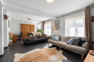 [[ DIT PAND NEEMT DEEL AAN DE ERA OPEN HUIZEN DAG OP 19/9 VAN 16:00 TOT 17:00 ]]
<p><strong>Instapklare halfopen woning in Machelen, op een gunstige locatie nabij het centrum, park, sporthal en belangrijke invalswegen.</strong></p>

<p>Deze charmante woning combineert karakter en comfort op een uitstekende locatie. Dankzij de oprit is er parkeergelegenheid voor twee wagens. Binnen geniet je van een ruime leefruimte met open keuken, ideaal voor gezellige momenten met familie en vrienden.</p>

<p>Op de eerste verdieping bevinden zich twee ruime slaapkamers en een badkamer. De reeds ingerichte zolderverdieping doet momenteel dienst als slaapkamer, maar biedt dankzij haar royale oppervlakte de mogelijkheid om opgedeeld te worden in twee afzonderlijke kamers.</p>

<p>Gelegen in een rustige, residentiële buurt, geniet je hier van alle rust en privacy, terwijl winkels, scholen, openbaar vervoer en andere voorzieningen zich op wandelafstand bevinden.</p>

<p> </p>

<p><strong><u>Belangrijkste ruimtes:</u></strong></p>

<p>• Gezellige living met natuurlijke lichtinval</p>

<p>• Eetkamer aansluitend op de keuken</p>

<p>• Functionele keuken met toegang tot de tuin</p>

<p>• Drie ruime slaapkamers</p>

<p>• Badkamer met basisvoorzieningen</p>

<p>• Bureel, ideaal als thuiswerkplek</p>

<p>• Wasplaats</p>

<p>• Tuin van 88 m² met tuinhuis</p>

<p>• Oprit voor 2 wagens</p>

<p> </p>

<p><strong><u>Troeven:</u></strong></p>

<p>• Instapklare halfopen woning met oprit voor 2 wagens</p>

<p>• 3 ruime kamers</p>

<p>• Gunstige ligging dichtbij centrum, park, sporthal en invalswegen</p>

<p> </p>

<p>Meer informatie of een bezoek met Sam Vandenhouten? Contacteer ons via +3223351115</p>

<p>JOUW DROOMHUIS. ZO GEVONDEN!</p>
