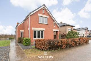 Voor meer info en foto’s, surf naar www.swevers.be – Deze open bebouwing in Geetbets combineert ruimte, privacy en een instapklare afwerking. De woning werd gebouwd in 1948 en in 2017 grondig gerenoveerd, waarbij dak, ramen, badkamer, veranda en verwarmingsketel werden vernieuwd. Met een bewoonbare oppervlakte van 143 m² op een perceel van 5 are biedt deze woning comfortabel wonen in een rustige omgeving.<br />Via de inkomhal bereikt u de lichtrijke leefruimte van 30,60 m² met plaats voor een gezellige zithoek en eethoek. Grote raampartijen zorgen voor aangenaam natuurlijk licht. Aansluitend ligt de praktische keuken van 15,20 m² met voldoende werk- en bergruimte en toegang tot de vernieuwde veranda, een extra leefruimte met zicht op de westgerichte tuin. Op het gelijkvloers bevinden zich verder een vernieuwde badkamer met toilet en een berging.<br />Op de verdieping vindt u één ruime slaapkamer met mogelijkheden voor extra kasten, een bureau of dressing. De open indeling creëert een aangenaam loftgevoel. De westoriëntatie garandeert zon in de namiddag en avond, ideaal om te genieten van het buitenleven in alle privacy.<br />Scholen, winkels, openbaar vervoer en ontspanning bevinden zich op wandelafstand. De snelweg ligt op 9,7 km, wat zorgt voor een vlotte verbinding. Een ideale woning voor wie rustig en comfortabel wil wonen met alle voorzieningen dichtbij. Voor meer informatie, bel 011 255 155. Bron bewoonbare oppervlakte: EPC – verslag.