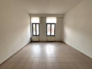 Ben jij op zoek naar een ruime en instapklare woning op een toplocatie? Dit toffe appartement in de Minderbroederstraat biedt je alle comfort van het stadsleven.<br /><br />Indeling:<br />Verdieping +1: <br />- ruime leefruimte: Gezellige zithoek met aangename lichtinval.<br />- Gezellige kookhoek: Functioneel ingerichte keuken die privacy biedt tegenover de leefruimte. <br />- Lichtrijke slaapkamer: genoeg ruimte voor bed en kasten. <br />- Badkamer: ingericht met een badkamermeubel en een ligbad en douchegordijn <br /><br />Troeven:<br />- Centrale ligging: Gelegen in de Hasseltse binnenstad, op wandelafstand van de Grote Markt, winkels en gezellige terrasjes.<br />- Instapklaar: Het appartement is onmiddellijk klaar voor bewoning.<br />-Extra stockage ruimte aanwezig <br />- Fietsenstalling: Toegang tot een gemeenschappelijke fietsenstalling in de tuin<br /><br />De snelste manier om een bezoek te brengen aan dit appartement? Vraag je bezoek aan via de rode knop op onze website (www.dewaele.com). <br /><br />Telefonisch kunnen er geen afspraken gemaakt worden. Bij andere vragen kun je ons telefonisch contacteren via 011 30 50 50. <br /><br />Tot binnenkort!