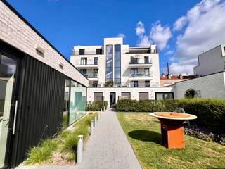 Recent TOPGELEGEN leuk gelijkvloers APPARTEMENT met 2 SLK en TERRAS + omheind TUINTJE. De residentie is voorzien van een gemeenschappelijk...