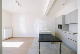 <p><span>OUDENAARDE</span><span> - Bent u op zoek naar een gelijkvloers appartement met 2 slaapkamers en garagebox? </span></p><p><span>Dan is dit zeker iets voor u! </span></p><p><span> </span></p><p><span>De belangrijkste troeven in een notendop: </span></p><p><span> </span></p><ul><li><span>AANKOOP ONDER REGISTRATIERECHTEN</span></li><li><span>Residentiële locatie op wandel- en fietsafstand van </span><span>centrum Oudenaarde </span></li><li><span>Vlakbij scholen en openbaar vervoer</span></li><li><span>Volledige renovatie (2024) - EPC B - trendy look&feel</span></li><li><span>Kleine residentie met </span><span>12 appartementen </span></li><li><span>Twee ruime slaapkamers</span></li><li><span>Grote</span><span> raampartijen </span></li><li><span>Garagebox met automatische poort </span><span>inbegrepen in de prijs.</span></li><li><span>Ideaal als investering</span></li></ul><p><span> </span></p><p><span>Zo ziet het appartement eruit: </span></p><p><span> </span></p><p><span>Dit appartement is gelegen op het gelijkvloers en ziet er als volgt uit: de ruime inkomhal met plaats voor een vestiaire, de lichtrijke leefruimte en open keuken met eiland, volledig uitgerust met alle moderne voorzieningen (vaatwas, inductie kookplaten en dampkap, koelkast, diepvriezer, oven). Twee ruime slaapkamers en de badkamer voorzien van een grote inloopdouche, een wastafel en een toilet. Verder de berging/wasplaats in het appartement zelf en een kelderberging. Een garagebox met automatische poort is inbegrepen in de prijs.</span></p><p><span> </span></p><p><span>Belangrijk:</span></p><p><span>Richtprijs: 235.000 euro </span></p><p><span> </span></p><p><span> </span></p><p><span> </span></p>