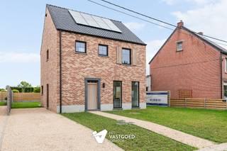 <p><span>Nieuwbouwwoning (OB) aan 6% BTW! (4 slpks mogelijk)</span></p><p><span> </span></p><p><span>Belangrijkste troeven:</span></p><p><span>- Kwalitatieve afwerking door lokale, betrouwbare professionals</span></p><p><span>- Zeer energiezuinig dankzij de beste technieken en materialen</span></p><p><span>- Warmtepomp met vloerverwarming en -koeling (zelfs op zolderverdieping!)</span></p><p><span>- Vrij keuze van afwerking volgens lastenboek</span></p><p><span>- Leuke indeling met mooie ruimtes</span></p><p><span>- Vaste trap naar zolder voor extra mogelijkheden</span></p><p><span>- Perceel van ca 521m2</span></p><p><span>- Ideale ligging: zeer rustig gelegen en dichtbij school, winkel,...</span></p><p><span>- Carport + afwerking zolder mogelijk</span></p><p><span>- Deze prijs is voor de woning volledig afgewerkt volgens lastenboek!</span></p><p><span> </span></p><p><span>Bekijk zeker ook onze grondplannen met de afmetingen. Zo krijgt u van thuis uit al een perfect beeld van wat deze woning te bieden heeft!</span></p><p><span> </span></p><p><span>Wenst u meer info of een vrijblijvende bezichtiging, contacteer dan ons kantoor op het nummer 014 39 99 99 en wij helpen u graag verder.</span></p>
