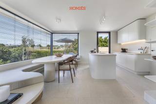 Welkom bij deze adembenemende villa (vernieuwbouw), gelegen op een prachtig perceel van 10 are 46 centiare. Deze woning combineert hedendaags...