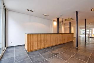 Goed gelegen winkelruimte / kantoorruimte in het centrum van Koksijde-Bad. Commerciële ligging te Koksijde-Bad. Het handelsgelijkvloers bestaat...