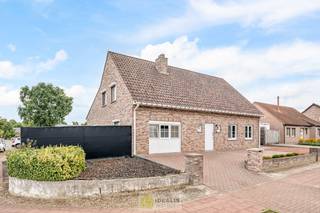 <strong>IDEALIS VASTGOED – ZEER RUIME EENGEZINSWONING MET EEN KNAPPE LEEFRUIMTE MET AANSLUITEND OPEN MODERNE KEUKEN, MOMENTEEL 3 SLAAPKAMERS MAAR MOGELIJKHEID TOT 4 SLAAPKAMERS, 2 BADKAMERS, ONDERKELDERD EN VOLLEDIG AANGELEGD MET EEN KNAPPE TUIN EN HEERLIJK OVERDEKT TERRAS OP EEN PERCEEL VAN 5A 63CA! Deze ruime gezinswoning omvat +- 215m² netto bewoonbare oppervlakte met een aangename woonkamer bestaande uit zit-en eetgedeelte, een open moderne keuken, 3 slaapkamers maar mogelijkheid tot 4 slaapkamers en 2 badkamers. Een unieke kans voor kandidaten op zoek naar een ééngezinswoning voorzien van alle faciliteiten en comfort op een fijne locatie in een residentiële wijk tussen de centra van Oudsbergen, Bocholt, Bree en Peer! De huidige eigenaars hebben de woning in 2023 gerenoveerd en o.a. voorzien van vloerverwarming, een warmtepompboiler en 2 lucht-luchtsystemen om te koelen en warmen!!</strong><br /><br /><strong>LIGGING: </strong><br />Deze woning is gelegen op een aangenaam perceel, in een rustige straat in het rustige Meeuwen-Gruitrode, deel van Oudsbergen. Vanuit deze locatie is men op enkele autominuten verwijderd van zowel de centra van Meeuwen, Wijshagen, Bocholt, Bree en Peer. Sportfaciliteiten, een krantenwinkel, horeca, en vooral ook een heel groene omgeving zijn op wandelafstand bereikbaar. Een rustige ligging gecombineerd met een vlotte verbinding ten opzichte van omliggende gemeenten.<br /><br /><strong>INDELING: </strong><br /><strong>Gelijkvloerse verdieping: </strong><br />– inkomhal/sas – royale leefruimte met zit- en eetgedeelte met aansluitend goed uitgeruste open keuken (voorzien van alle comfort en veel opbergruimte) – toilet gelijkvloers – garage (momenteel ingericht als leefruimte) – hobbyruimte – badkamer gelijkvloers (voorzien van douche en enkele wastafel) – wasplaats –<br /><br /><strong>Bovenverdieping: </strong><br />– Ruime nachthal – slaapkamer 1 – slaapkamer 2 – slaapkamer 3 (momenteel ingericht als master bedroom met dressing) – badkamer bovenverdieping (voorzien van bad en enkele wastafel) – toilet bovenverdieping –<br /><br /><strong>Kelder:</strong><br />– Het grootste gedeelte van de woning is onderkelderd, het overige gedeelte is toegankelijk via kruipkelder –<br /><br /><strong>Tuin: </strong><br />– Woning gelegen op een volledig aangelegd perceel met een overdekt terras van + - 22m², de tuin is volledig omheind –<br /><br /><strong>EXTRA TROEVEN:</strong><br />- Fijne locatie, centraal t.o.v. omliggende gemeenten<br />- Rustige residentiële wijk<br />- Zeer degelijk gebouwde woning<br />- Bouwjaar 1997 – renovatie 2023<br />- Gelijkvloers vloerverwarming - 1ste verdieping radiatoren<br />- Lucht-luchtsysteem gelijkvloers en 1ste verdieping<br />- Onderhoudsvriendelijke afwerking<br />- Prachtige leefruimte met open keuken<br />- Goed uitgeruste en verzorgde keuken<br />- 3 slaapkamers<br />- Mogelijkheid tot 4 slaapkamers<br />- 2 badkamers<br />- Hobbyruimte/werkruimte<br />- Heerlijk overdekt terras<br />- Energievriendelijke woning met gunstig EPC B<br />- Elektrische installatie conform<br /><br /><strong>Stedenbouwkundige Inlichtingen:</strong><br />Bouwvergunning – Woonuitbreidingsgebied - Geen dagvaarding - Geen voorkooprecht – Verkavelingsvergunning<br /><br /><strong>E-peil: </strong>EPC: 200 kWh/m² <strong>met certificaatnummer:</strong> 20260823-0003939044-RES-1<br /><br /><strong>O-peil:</strong> niet overstromingsgevoelig gebied<br />P-score: A<br />G-score: A<br /><br /><strong>Benieuwd naar deze woning?<br />Wenst U advies omtrent uw eigen woning? Graag plannen wij vrijblijvend met U een afspraak in om onze expertise met U te delen, steeds tot Uw dienst!!<br />Neem contact op met IDEALIS VASTGOED op 011/515 565 of mail naar info@idealisvastgoed.be!</strong><br />