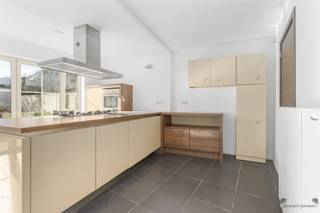 Dans un quartier ancien et rustique de Heers, à l'angle de la rue Truyerstraat 4A et du bus 1, se trouve cet appartement moderne et rénové...