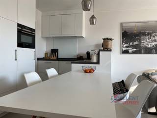 <p><span>Dit prachtig en instapklaar appartement bevindt zich op de wandelafstand van winkels, scholen, het openbaar vervoer en invalswegen.</span></p><p><span>Gelegen op de 1ste verdieping en is als volgt ingedeeld:</span></p><p><span>Een inkom met gastentoilet, een lichtrijke leefruimte met open keuken voorzien van kookplaat, dampkap, combi-oven, koelkast met vriesvak en vaatwasmachine. Aanpalend een berging voorzien van de nodige aansluitingen voor wasmachine en droogkast. </span></p><p><span>Daarnaast is er een ingerichte slaapkamer en  badkamer met lavabomeubel, handdoekdroger en ruime douche aanwezig.</span></p><p><span>Het groot zuid-gericht terras maakt dit appartement een echte topper!</span></p><p><span>Extra troeven: </span></p><p><span>- Dit appartement draagt een BEN-label, waardoor zeer weinig energieverbruik is.</span></p><p><span>- Aanwezigheid van zonnepanelen.</span></p><p><span>- Het toilet is aangesloten op regenwater.</span></p><p><span>- Garage aanwezig</span></p><p><span>- Er is een gemeenschappelijke fietsenberging waar u de fiets kan opladen via eigen meter.</span></p><p><span> </span></p><p><span>Extra kosten:</span></p><p><span>Algemene kosten: € 100,-/maand, inclusief voorschot gas.</span></p><p><span> </span></p><p><span>Neem gerust contact op met ons kantoor info@excellent-vastgoed.be of boek zelf uw afspraak via onze website</span></p><p><span> </span></p>