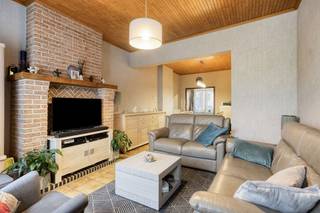 <p><span>Goed onderhouden woning met garage.</span></p><p><span>Indeling:</span></p><p><span>-1: kelder. <br />gelijkvloers: woonkamer, eetkamer, wc, leefkeuken, badkamer en berging.</span></p><p><span>Ruime garage met hoge garagepoort.</span></p><p><span>1ste verdiep: nachthal, 4 slaapkamers (16, 14, 10 & 9m²).</span></p><p><span>2de verdiep: in te richten zolder (+/- 60m²) met vaste trap.</span></p><p><span>Recente dubbele beglazing in PVC.</span></p><p><span>Renovatieplicht: Eenvoudige aanpassing naar EPC D door dakisolatie.</span></p><p><span>Rustig gelegen in Lembeek in een zijstraat van de Edingensesteenweg, op 170m van openbaar vervoer, op 3min van de A8, vlakbij Colruyt.</span></p><p><span> </span></p><p><span> </span></p><p><span> </span></p><p><span> </span></p><p><span> </span></p><p><span> </span></p>